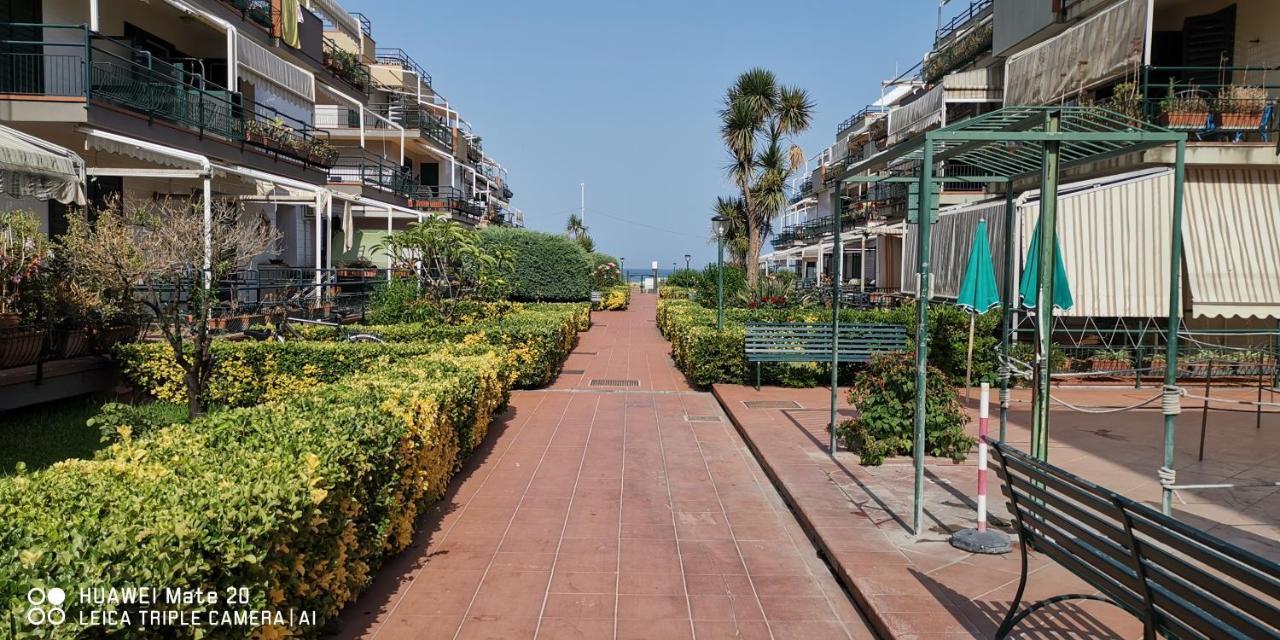 マスカリSea Garden, Fronte Mare Con Piscinaアパートメント エクステリア 写真