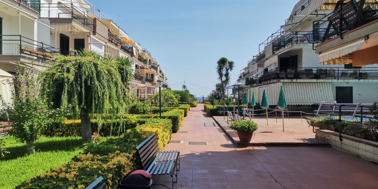 マスカリSea Garden, Fronte Mare Con Piscinaアパートメント エクステリア 写真